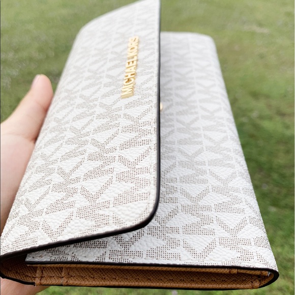 SALE‼️👜💕- Michael Kors Large Trifold Wallet - Picture 2 of 5